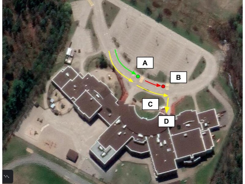 Vue aérienne de l'école indiquant le sens unique et les endroits pour stationner.