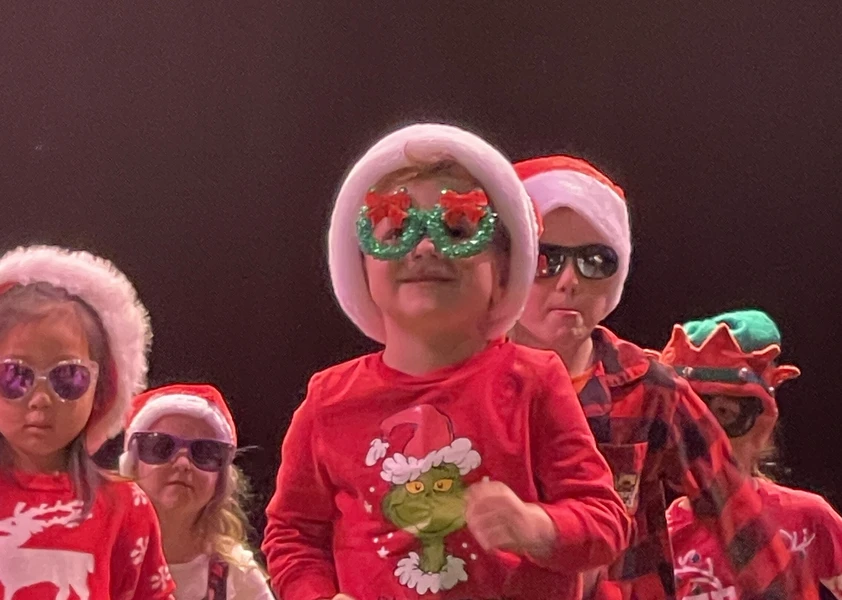 On chante avec les amis de madame Sylvie et madame Mélanie.