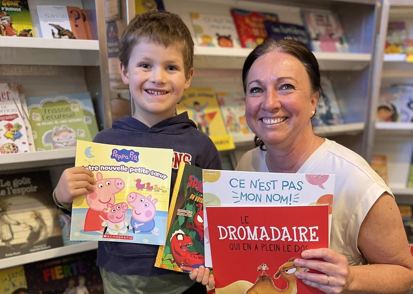 Prix reçu par un élève et son enseignante