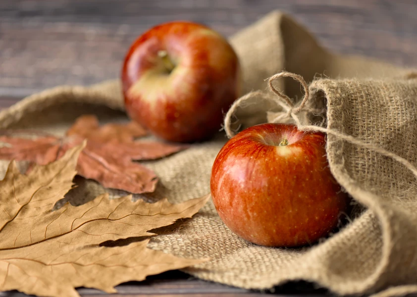 Pommes et feuilles d'automne