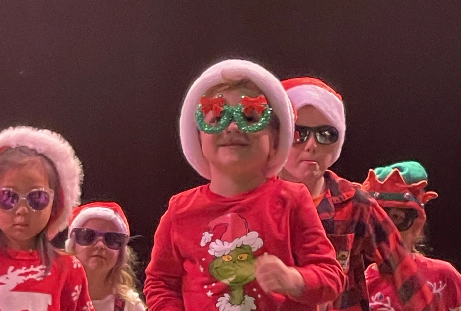 On chante avec les amis de madame Sylvie et madame Mélanie.
