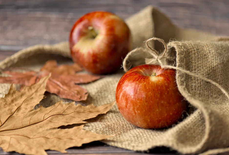 Pommes et feuilles d'automne