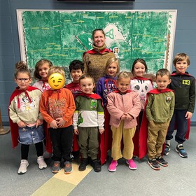 Enseignante avec un groupe d'élèves