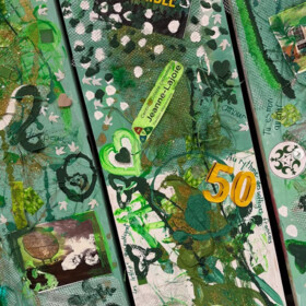 Œuvre abstraite en tons de vert avec collages, motifs variés et les mots « Encore ensemble » et « 50 ».