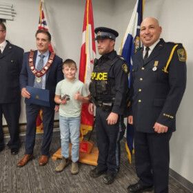L'élève Chase Fleming est honoré par la ville de Petawawa